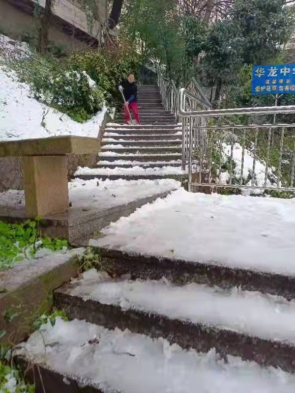 情滿華龍，掃雪除冰暖人心